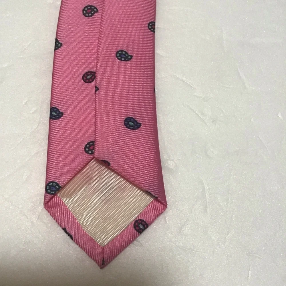 Coulours by Alexander Julian 100% Silk Bubblegum Pink Paisley Men’s Neck Tie‎